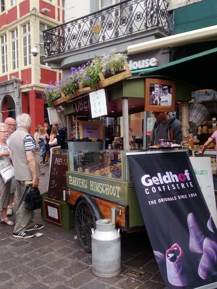 Neuzeke stand outside Himschoot